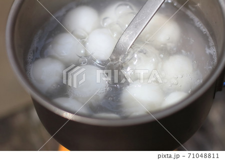 アウトドアで湯がく白玉の写真素材 [71048811] - PIXTA