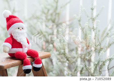 腰掛けるサンタクロースの編みぐるみ 71052089