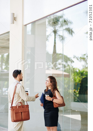 Business people standing outdoors 71052301