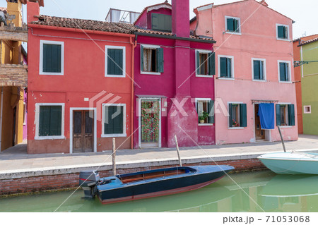 Panoramic view of coloured homes and water canal with boats in Burano Panoramic view of coloured homes and water canal with boats in Burano 71053068