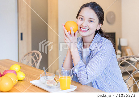 フルーツを食べる若い女性 71055573