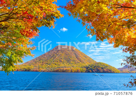 紅葉と榛名富士 71057876