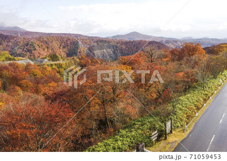 雨上がりの湯浜峠 紅葉 ドローン撮影 宮城県栗原市 雨上がりの湯浜峠 紅葉 ドローン撮影 宮城県栗原市 71059453