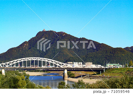 岐阜市、金華山と忠節橋の風景 岐阜市、金華山と忠節橋の風景 71059546
