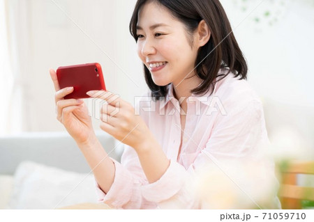 スマホを見ているミドル女性 スマホを見ているミドル女性 71059710