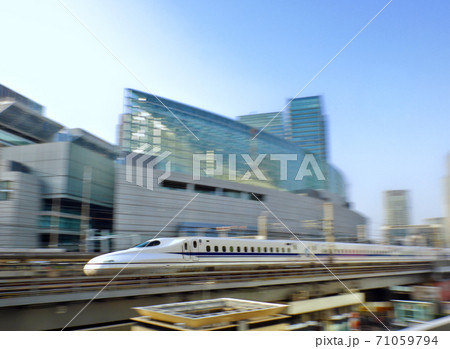 東海道新幹線　流し撮り　有楽町付近　東京-品川 71059794