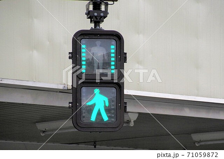 カウントダウン付きの歩行者信号機 カウントダウン付きの歩行者信号機 71059872
