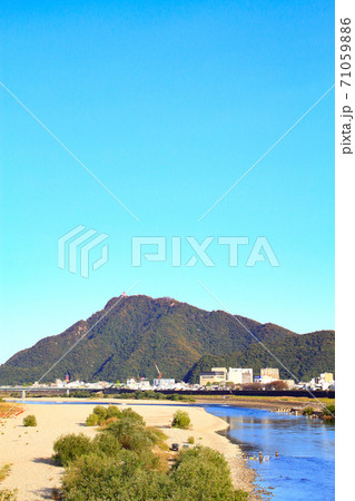 金華山、岐阜城と長良川の風景 71059886