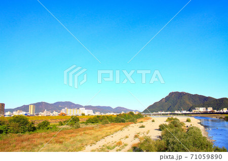 金華山、岐阜城と長良川の風景 71059890
