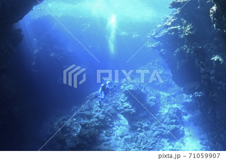 Male scuba diver in underwater cavern 71059907