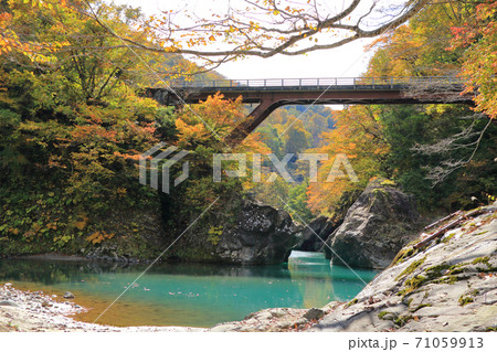 秋山郷の秋 猿飛橋の写真素材 [71059913] - PIXTA