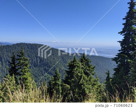 見晴らしのいい山頂からの景色 見晴らしのいい山頂からの景色 71060623