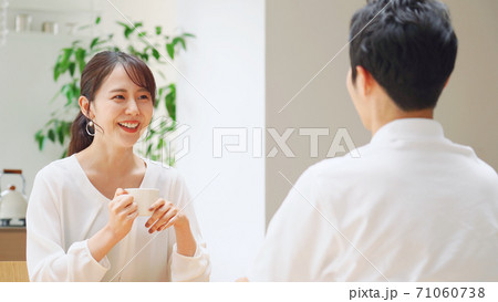 家で話をするカップル 71060738