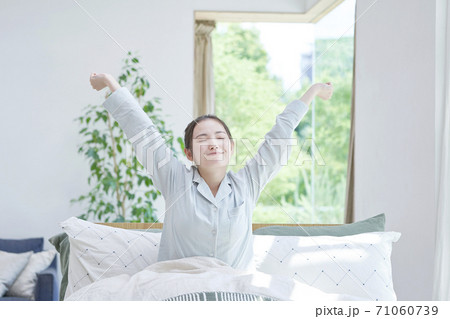 起床する女性 起床する女性 71060739