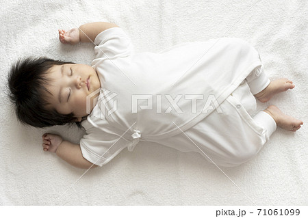 寝てる赤ちゃんの全身 女の子 生後4ヶ月 0歳の写真素材