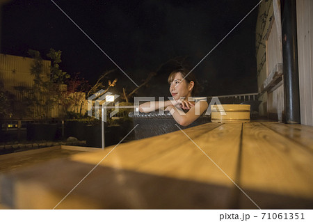 夜、貸切露天風呂に入る若い女性　温泉イメージ　GoToトラベルキャンペーン 71061351