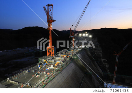 川上ダムの夜間の工事現場 71061458