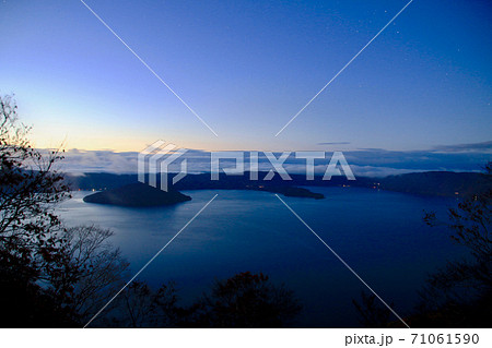 夜明け前の十和田湖・御鼻部山展望台(青森県・十和田市) 夜明け前の十和田湖・御鼻部山展望台(青森県・十和田市) 71061590