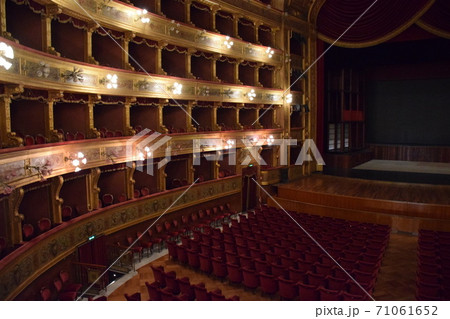 イタリアのパレルモのマッシモ劇場内 左客席 71061652