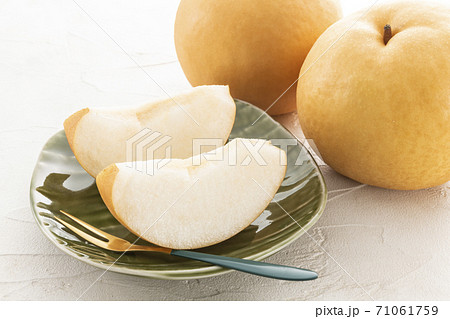 一口大にカットした梨 71061759