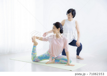 ヨガ教室　50代女性 71062353
