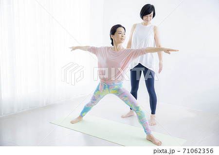 ヨガ教室　50代女性 71062356