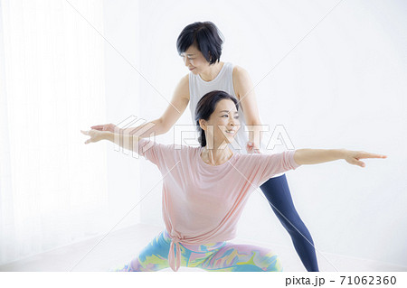 ヨガ教室　50代女性 71062360