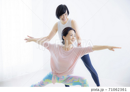 ヨガ教室　50代女性 71062361