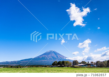 （静岡県）富士山　朝霧高原の牧場　秋 71062657