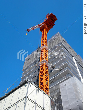高層マンションの建設現場 71062931