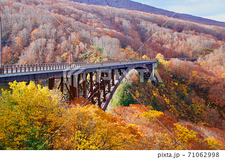 秋の城ヶ倉大橋(青森県・十和田市) 秋の城ヶ倉大橋(青森県・十和田市) 71062998