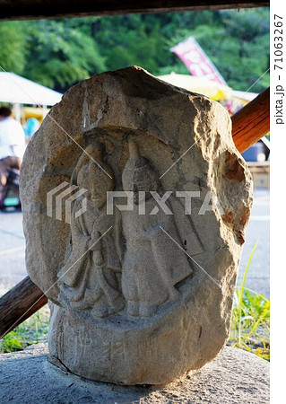 凛とした静寂の信州あずみ野穂高神社(塩の道道祖神) 凛とした静寂の信州あずみ野穂高神社(塩の道道祖神) 71063267