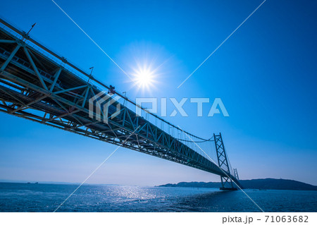 明石海峡大橋と光芒 71063682