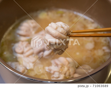 真タラの白子とネギ。鍋で作る和食の味噌汁。 71063689