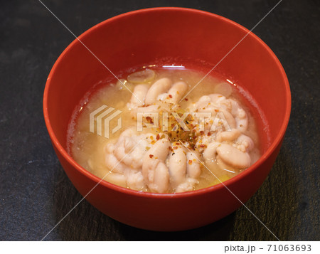真タラの白子。七味をトッピングした和食の味噌汁。 71063693