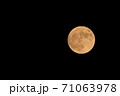 夜空に満月が浮かぶ 71063978