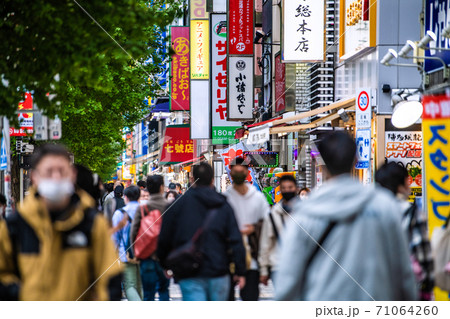 日本の東京都市景観 コロナ禍の東京・秋葉原。日曜日のこの日、マスク姿の人たちであふれた=11月1日 日本の東京都市景観 コロナ禍の東京・秋葉原。日曜日のこの日、マスク姿の人たちであふれた=11月1日 71064260