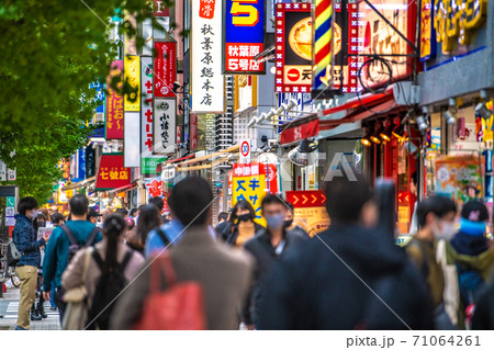 日本の東京都市景観 コロナ禍の東京・秋葉原。日曜日のこの日、マスク姿の人たちであふれた＝11月1日 71064261