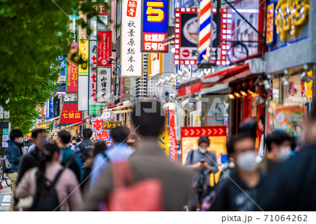 日本の東京都市景観 コロナ禍の東京・秋葉原。日曜日のこの日、マスク姿の人たちであふれた=11月1日 日本の東京都市景観 コロナ禍の東京・秋葉原。日曜日のこの日、マスク姿の人たちであふれた=11月1日 71064262