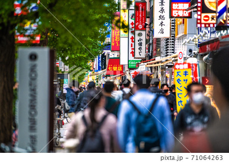 日本の東京都市景観 コロナ禍の東京・秋葉原。日曜日のこの日、マスク姿の人たちであふれた＝11月1日 71064263
