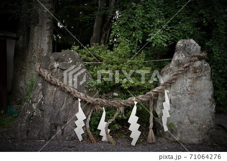 凛とした静寂の信州あずみ野穂高神社(仁応石の由来) 凛とした静寂の信州あずみ野穂高神社(仁応石の由来) 71064276