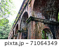 苔むした水路閣を下から見上げる 71064349