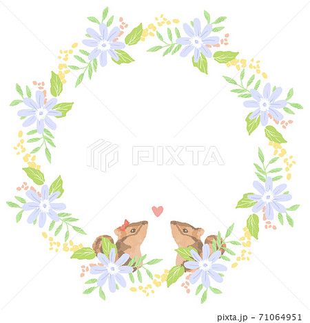 優しいタッチのカップルのリスとお花のリースイラストのイラスト素材