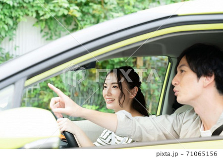 車で外出する男女 車で外出する男女 71065156