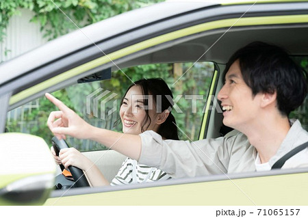 車で外出する男女 車で外出する男女 71065157