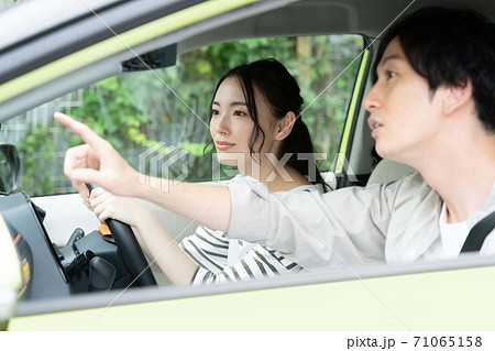 車で外出する男女 71065158
