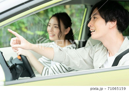 車で外出する男女 71065159