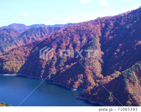 田子倉湖の紅葉の写真素材