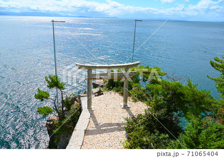 竹生島 龍神拝所 宮崎鳥居 かわら投げ 竹生島 龍神拝所 宮崎鳥居 かわら投げ 71065404