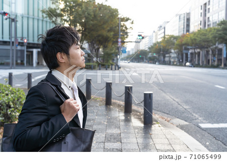 京都で信号を待っているビジネスマン 71065499